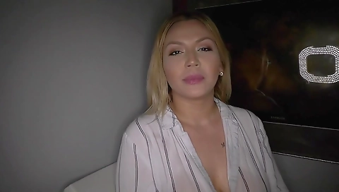 This latina woman is so good in front of the camera