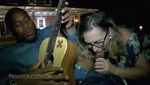 Amateur black hottie in red and gold fucks a deepthroat